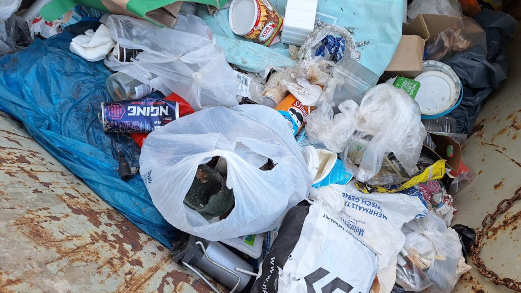 DORT gehört der Müll hin, in einen großen Container unweit davon wo ich den Müll gefunden habe.