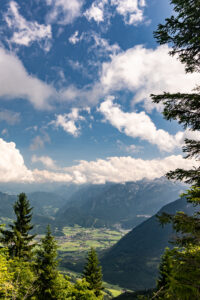 Hoch oben in Berchtesgaden mit Blick ins Tal.