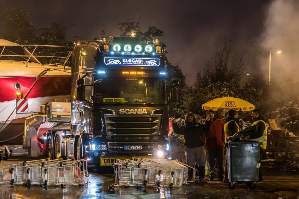 Proteste in Frankreich, und wir mitten drin, mit einem Schwertransport.